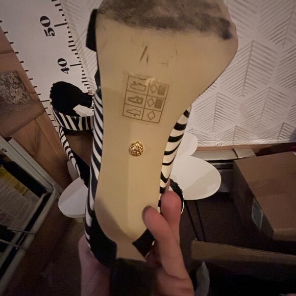 Disney Lion King heels 6.5 - Picture 10 of 10